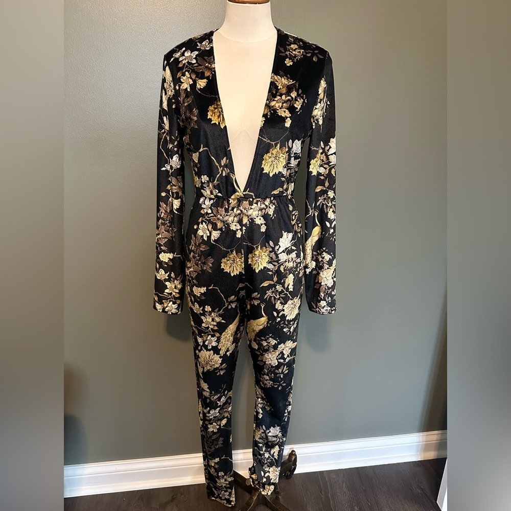 Kourtney kardashian Pretty Little Things Black Floral Vneck  Jumpsuit SZ 8